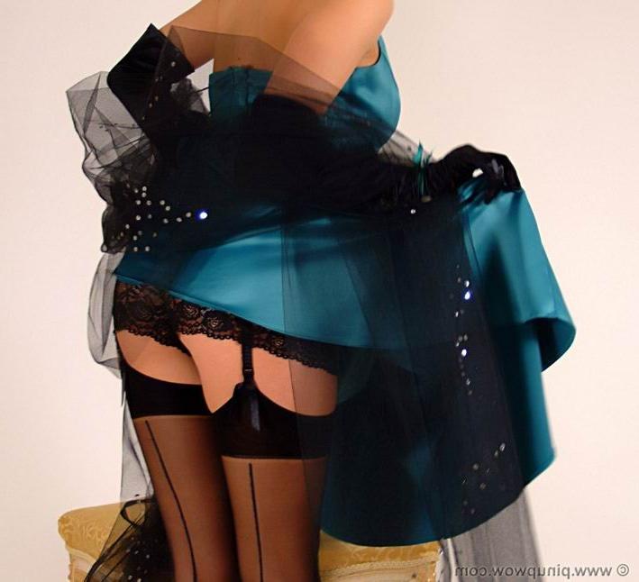 15P Leggy pinup babe in black stockings