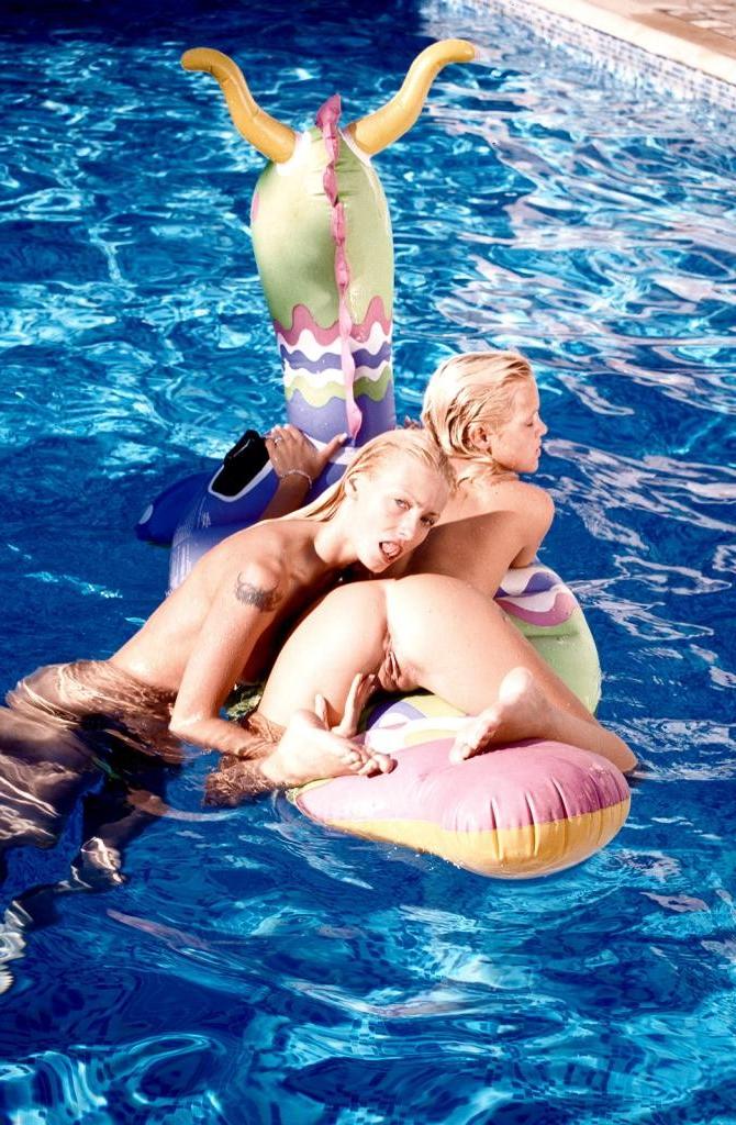 20P Gorgeous bathing lesbo babes loving a shaved pussy licking