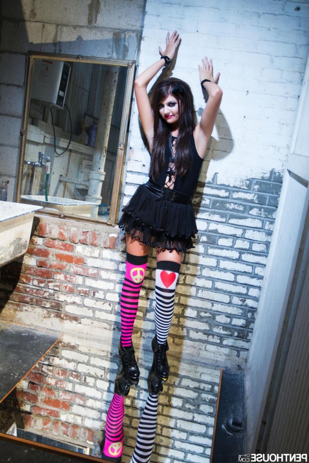 16P Cassandra Nix glammed out in stockings