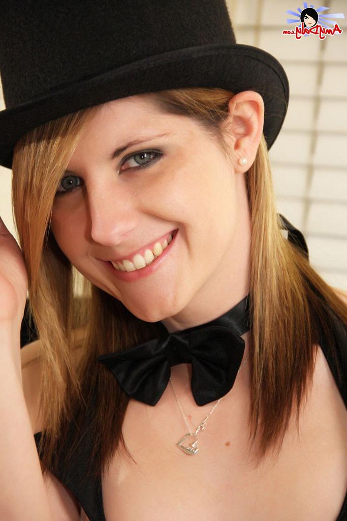 15P Amy Daly makes herself cum in the kitchen jerking off