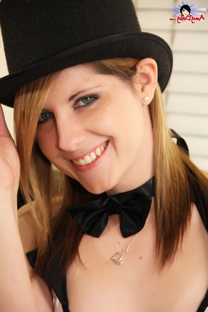 15P Amy Daly makes herself cum in the kitchen jerking off