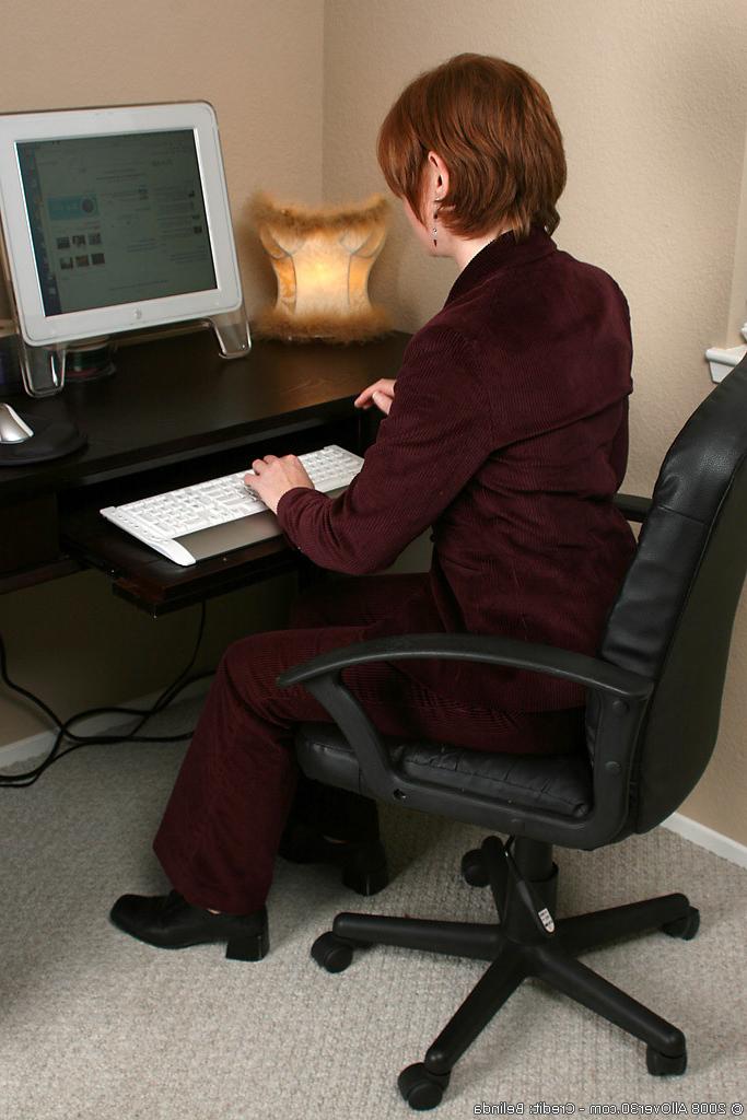 16P Short haired MILF with a shaved pussy spreads her legs at work