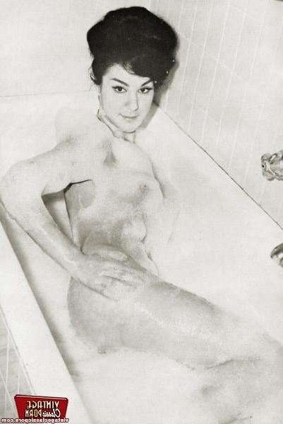 12P Several ladies from the fifties bathing very sexy