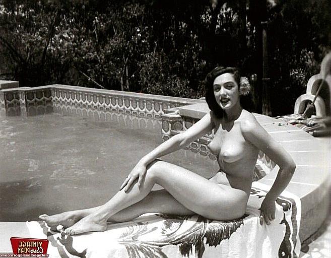 12P Several ladies from the fifties bathing very sexy