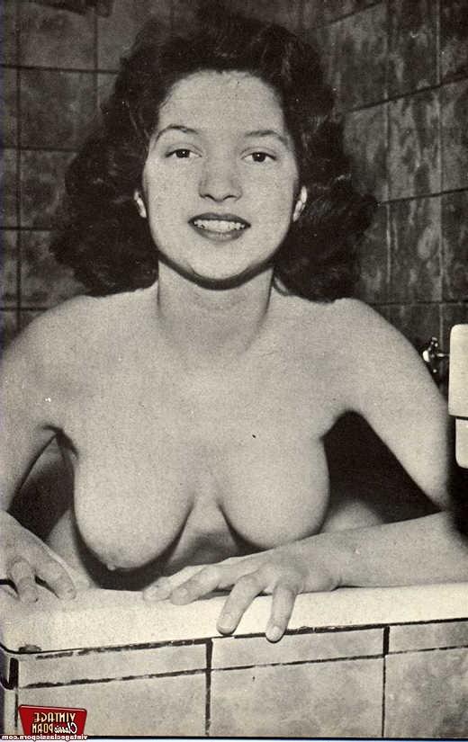 12P Several ladies from the fifties bathing very sexy