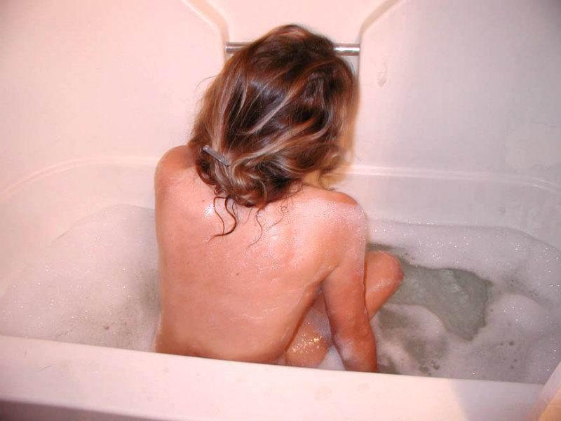 15P Slutty mature chick bathing in foam
