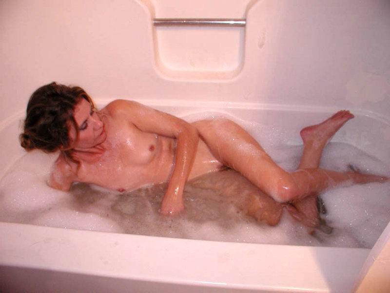 15P Slutty mature chick bathing in foam