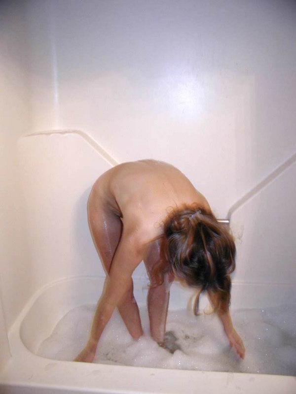 15P Slutty mature chick bathing in foam