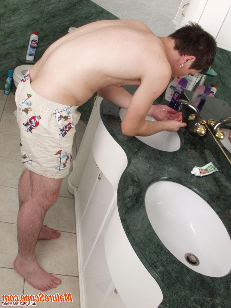16P The big sexy boy fucks the mature woman in a bathroom