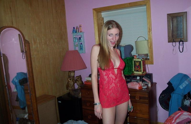 15P Pretty dolls erotically show their hot lingerie