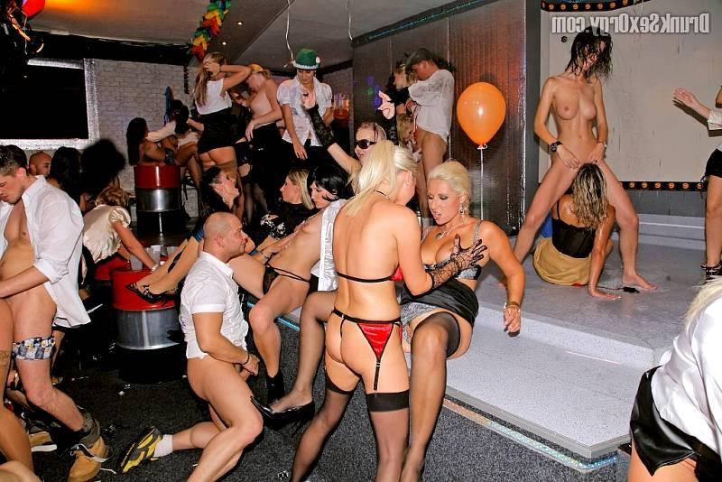 19P Tipsy euro ladies giving head on the dancefloor