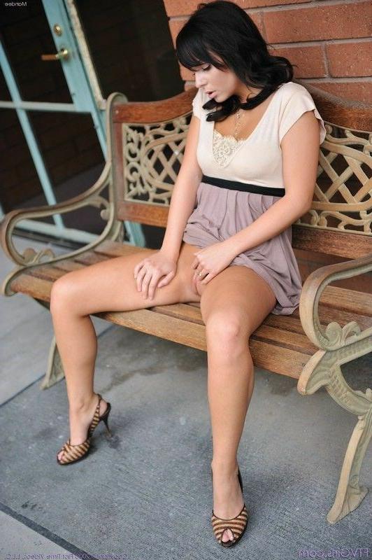 16P Babe Flashing In A Public Place