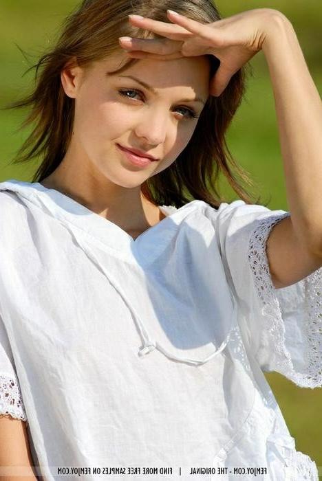 16P Gorgeous Thin Teen Babe In A Field