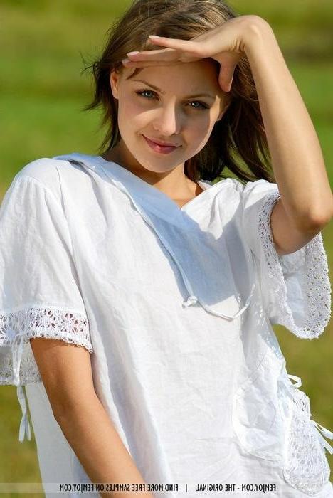 16P Gorgeous Thin Teen Babe In A Field