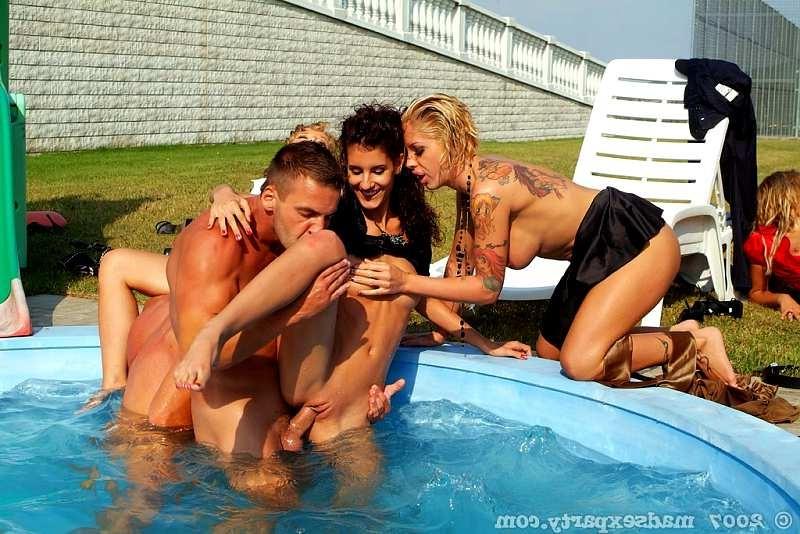 19P Tattooed bimbo gets her cunt double penetrated