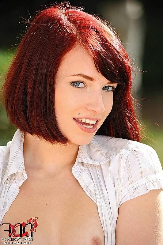 16P Leila Smith sexy redhead flashes ass in ultra miniskirt outdoors