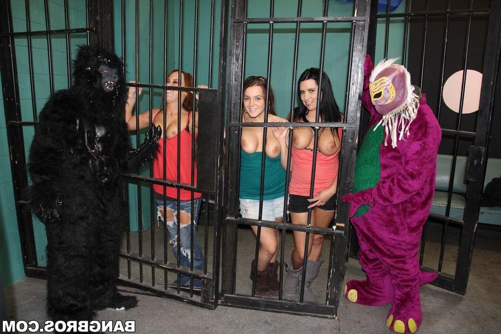 16P Lacie James and her bitches fuck guys on a set