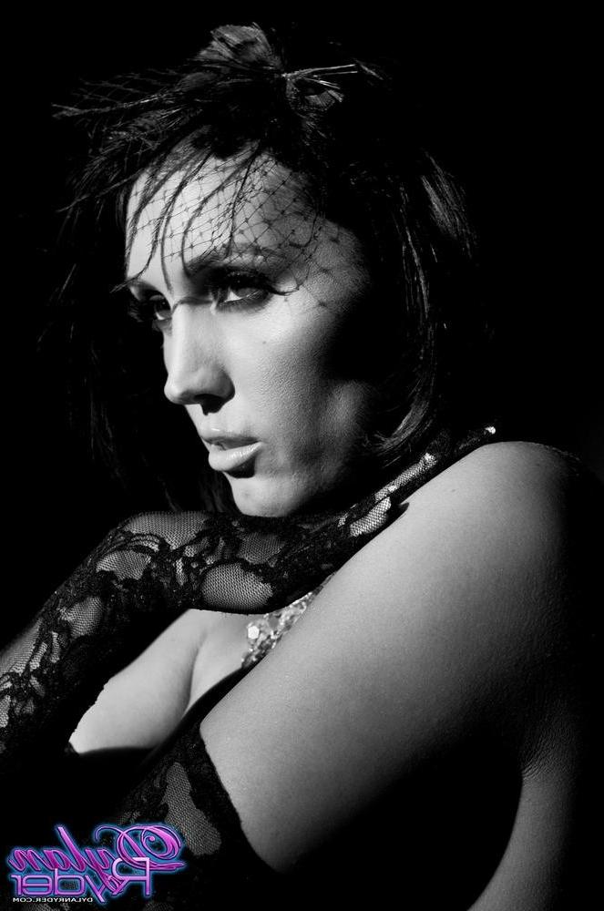 15P Dylan Ryder sexy black and white glamour photos 