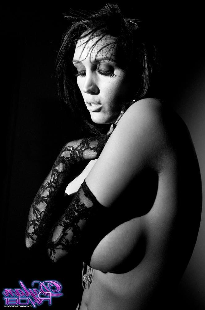15P Dylan Ryder sexy black and white glamour photos 