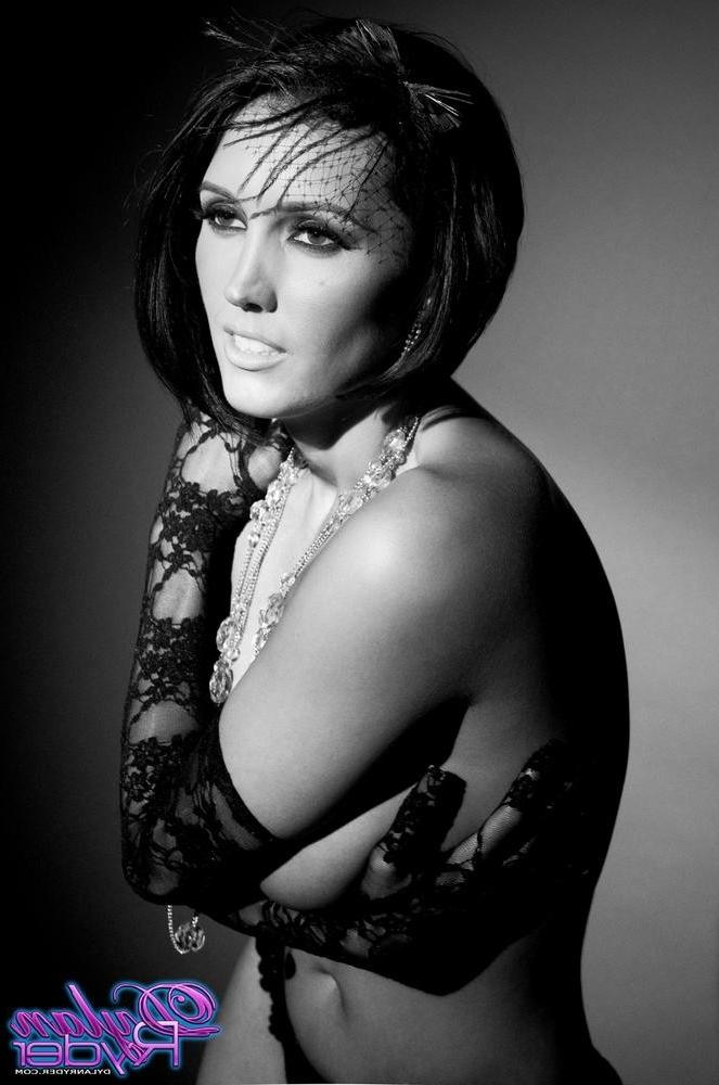 15P Dylan Ryder sexy black and white glamour photos 