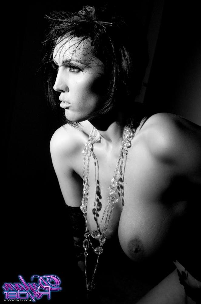 15P Dylan Ryder sexy black and white glamour photos 