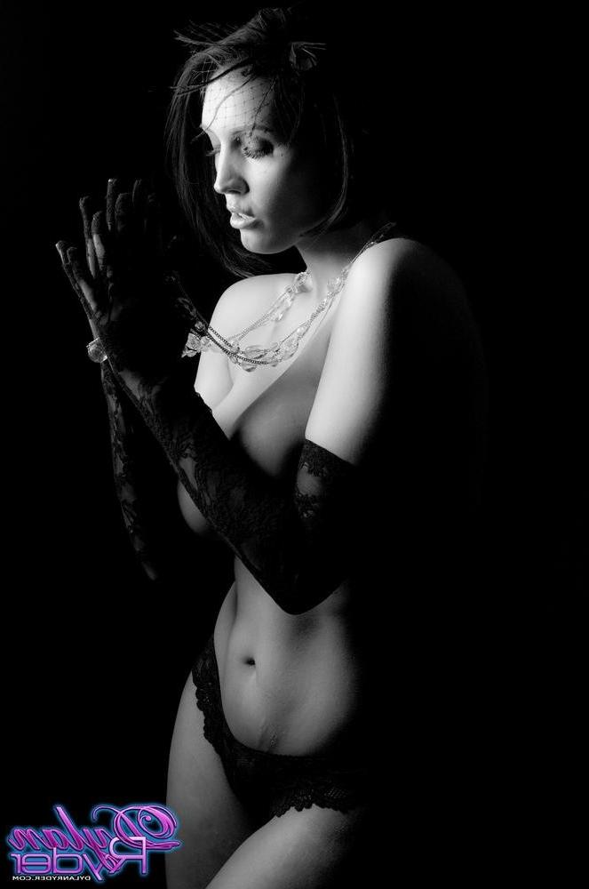 15P Dylan Ryder sexy black and white glamour photos 