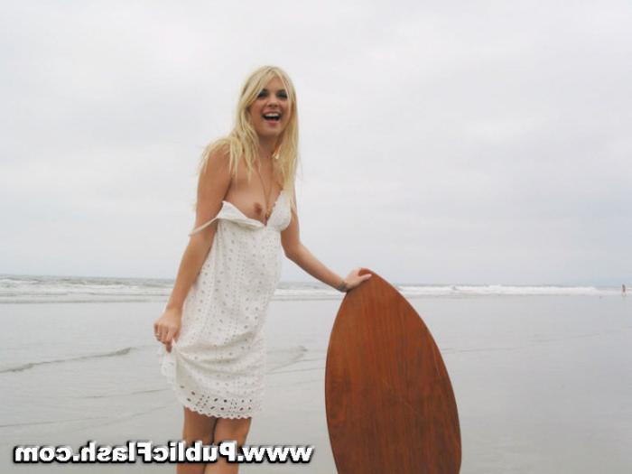16P Blonde Beach Babe Flashes Pink Bits Outdoors On Public Beach