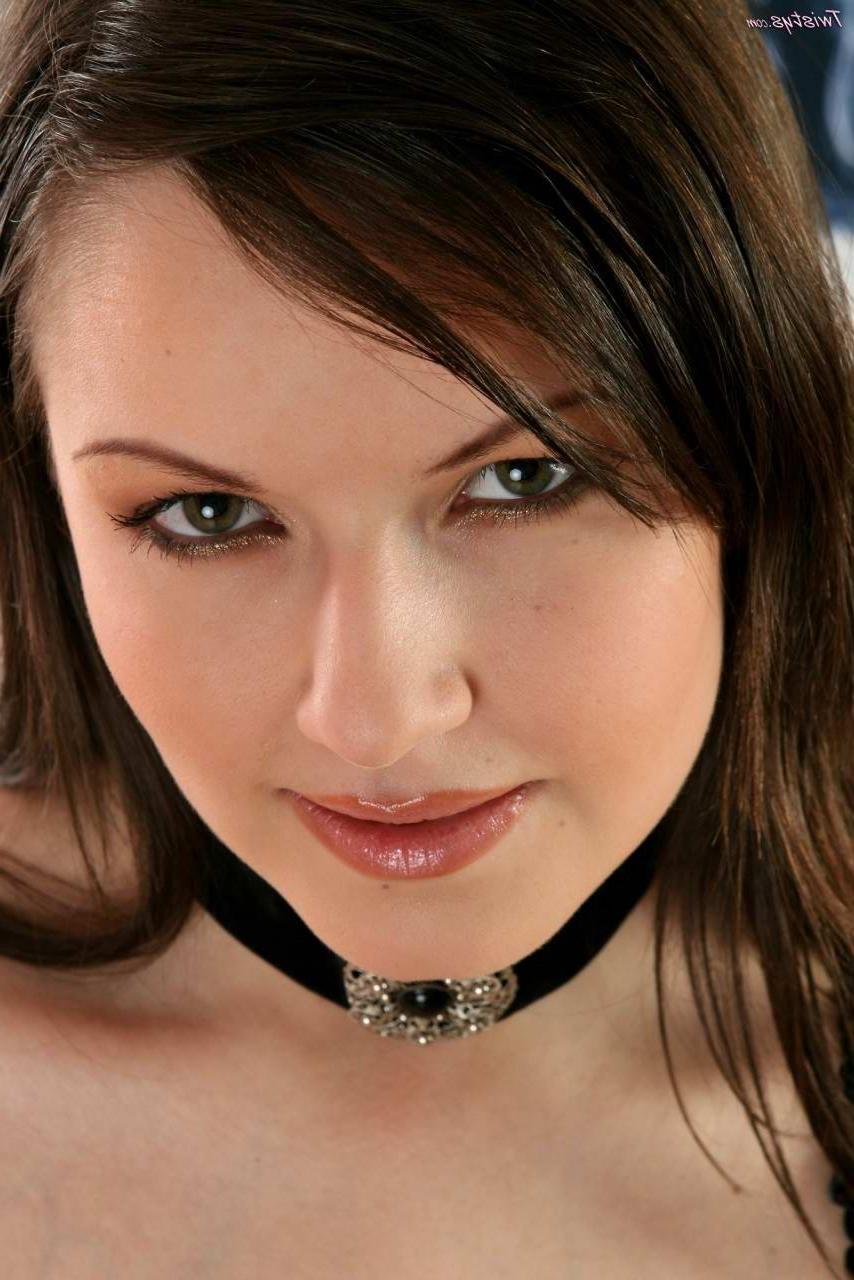 18P Crystal brunette babe pleasing her tight pussy