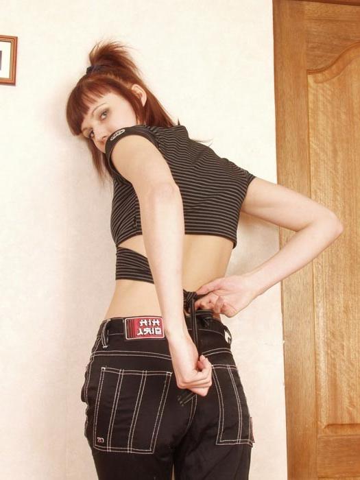 12P Sweet red haired babe showing off