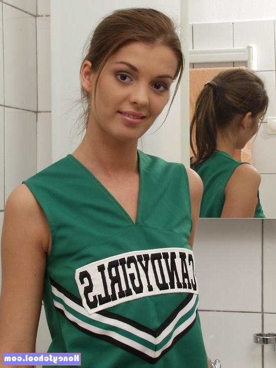 15P Teen cheerleader gets naked to wash her feet