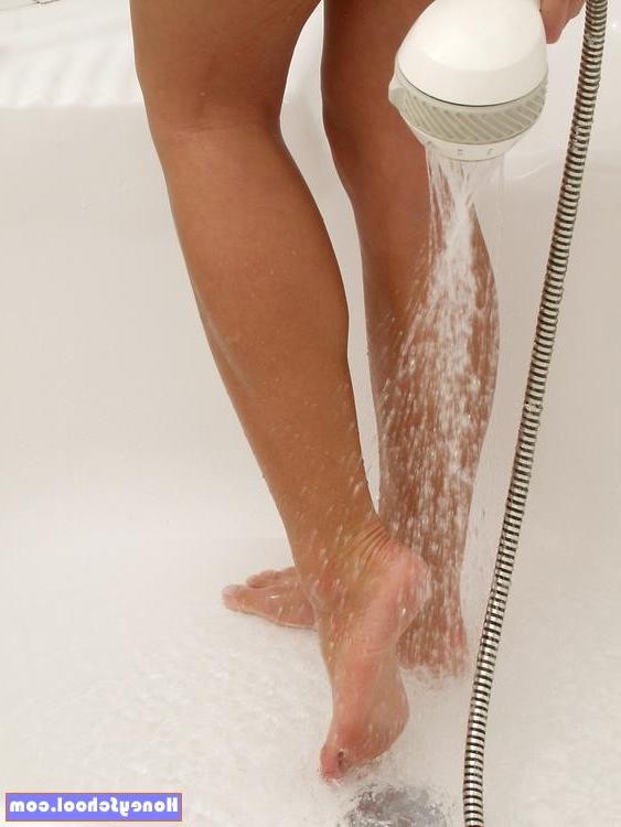 15P Teen cheerleader gets naked to wash her feet