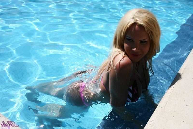 12P Beautiful and curvy Argentina tgirl in beach bikini