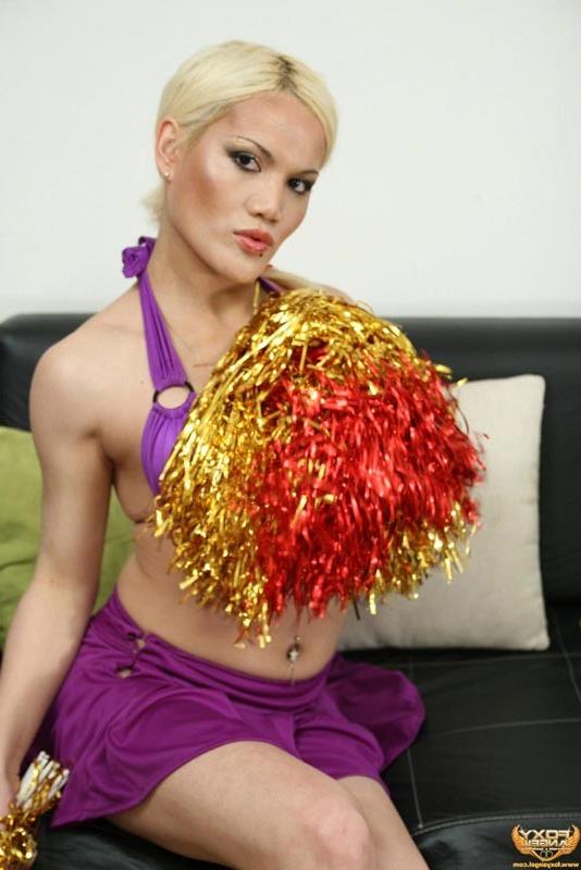 15P Cheerleader Gets Herself Some Booty
