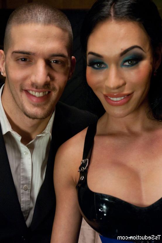 15P Mia Isabella feiert den Mann, der in der Fick-mich-Position gefesselt ist