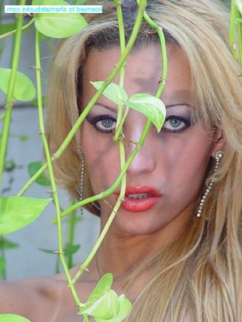15P Brazilian shemale cutie Gisele in fuck me boots