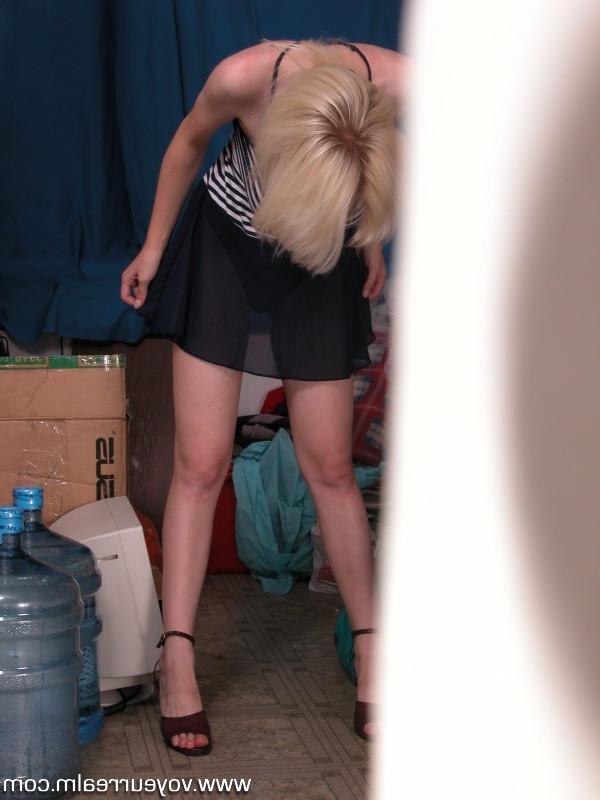 15P Blondie caught with no panties on