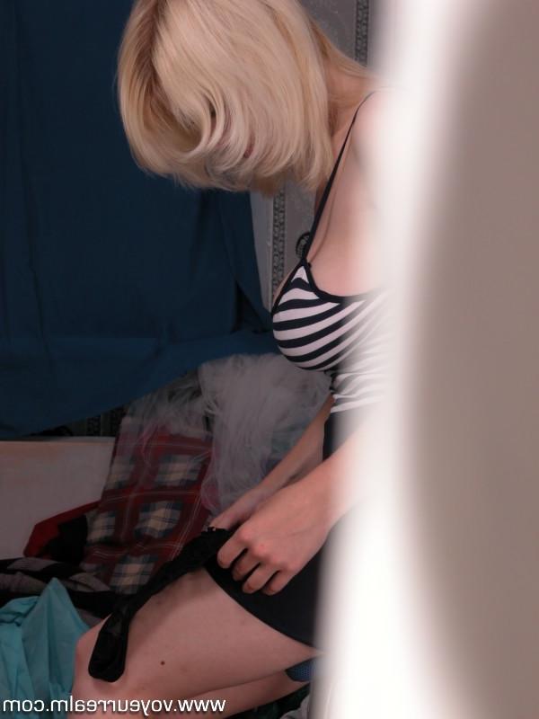 15P Blondie caught with no panties on