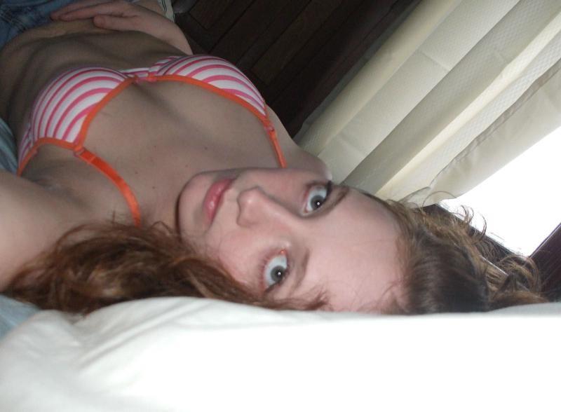 18P Hot naked chick in the bath tub selfshooting and getting kinky