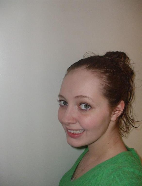 18P Hot naked chick in the bath tub selfshooting and getting kinky