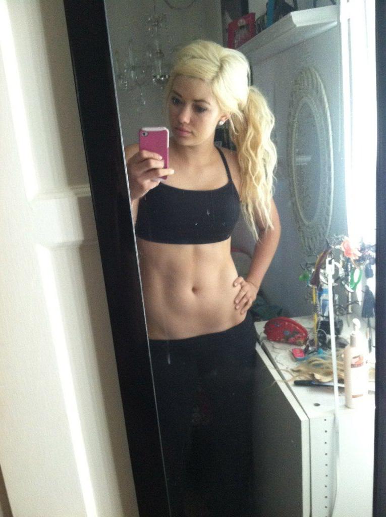 25P Jacqueline Dunford: Topless Mirror Selfies And More