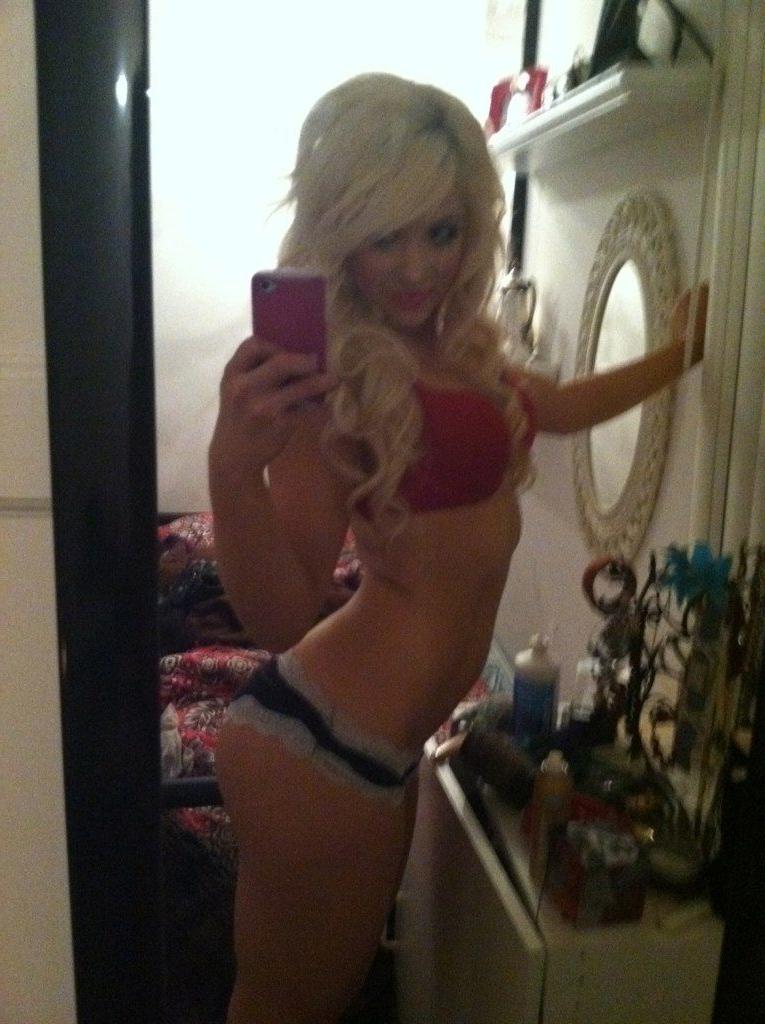 25P Jacqueline Dunford: Topless Mirror Selfies And More