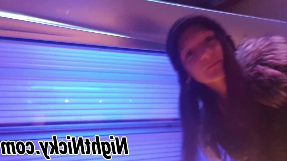 25P Public Suntan Masturbation! Wichsen im Solarium NightNicky