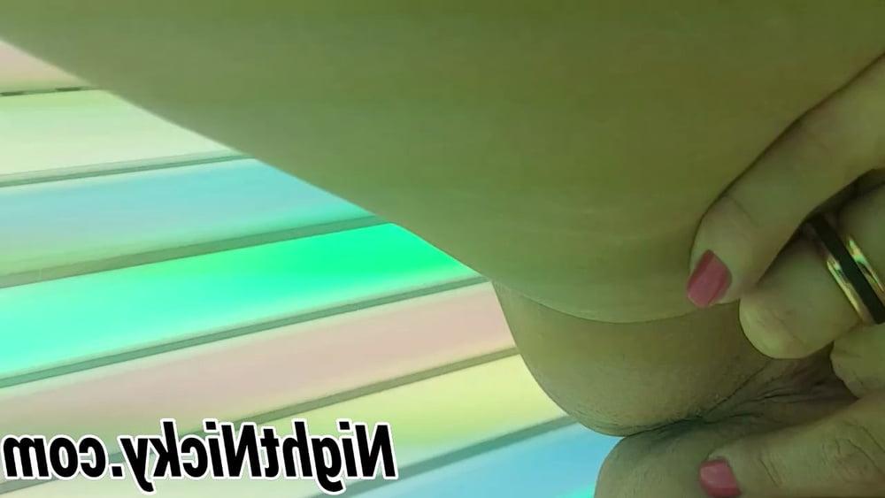 25P Public Suntan Masturbation! Wichsen im Solarium NightNicky