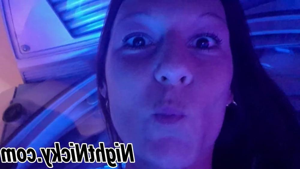 25P Public Suntan Masturbation! Wichsen im Solarium NightNicky