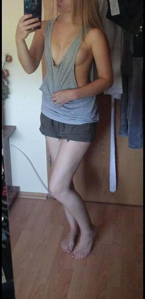 25P Blondes sexy Model entblößt