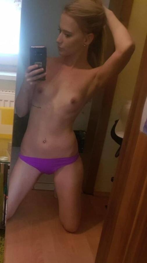 25P Blondes sexy Model entblößt