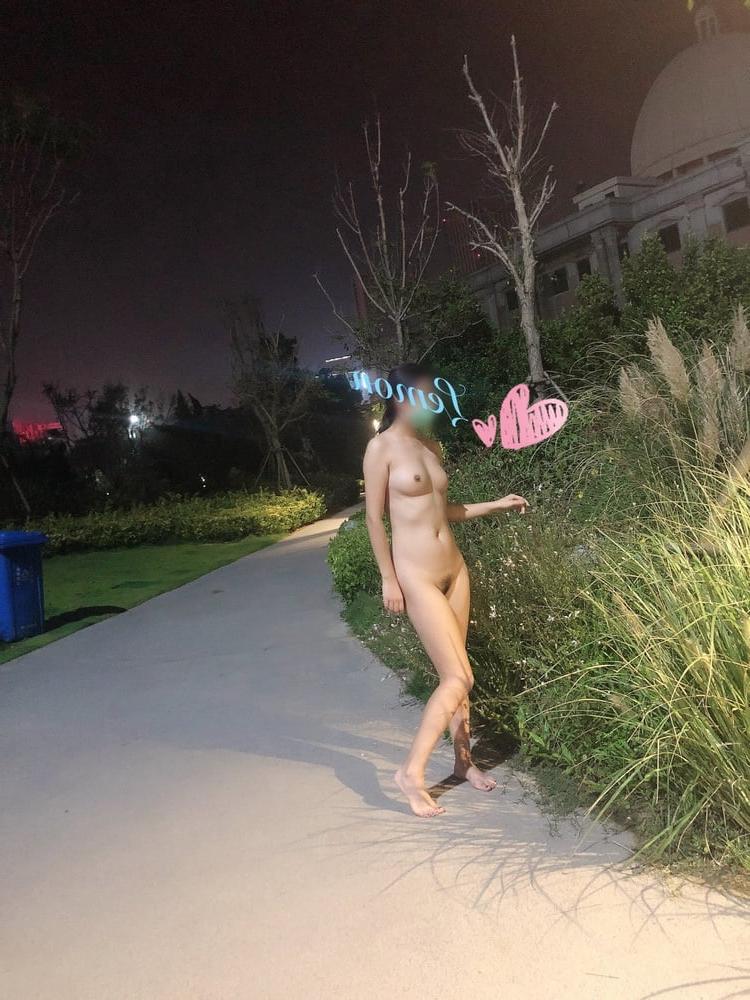 20P Chinese girl nude in public