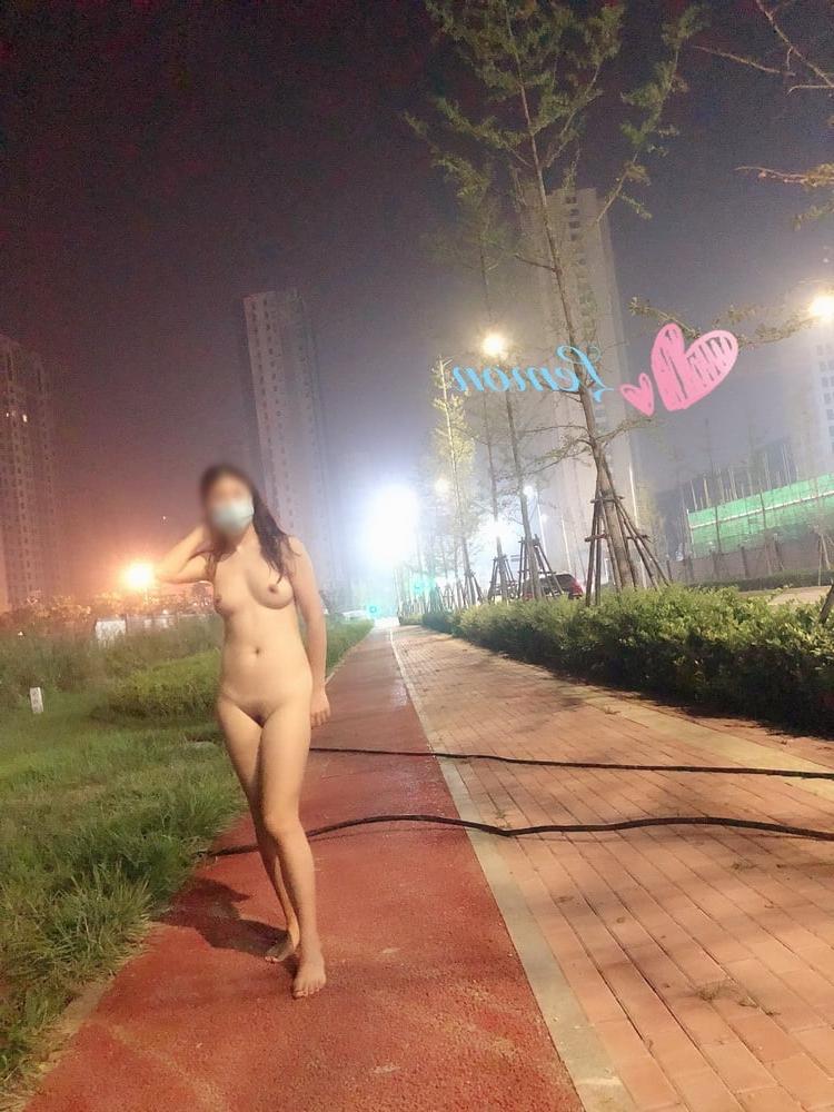 20P Chinese girl nude in public