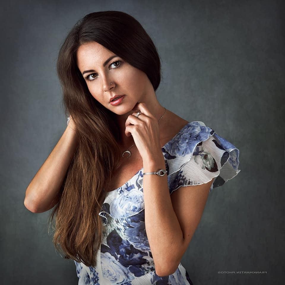 25P Beautiful model with clothes on