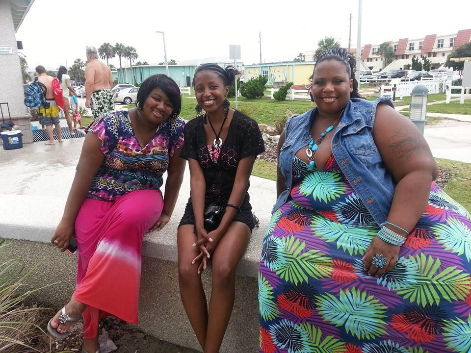 25P Fat Chicks With Skinny Friends 4